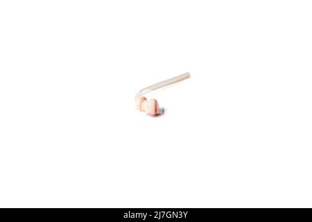 Hörgerätersatz-Ohrmuppel mit Silikonschlauch isoliert auf weißem Hintergrund. Zubehör für Hörgeräte. Stockfoto