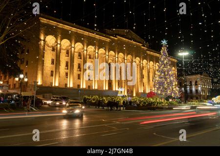 Tiflis, Georgien - 24. Dezember: Weihnachtsbaum vor dem Parlament Stockfoto