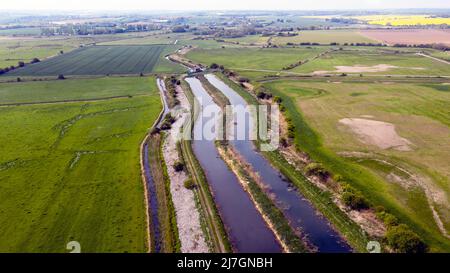 Luftaufnahme des Roaring Rutter Dyke, im Lydden Valley, mit Blick auf die Hacklinge Pumpstation Stockfoto