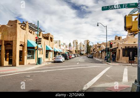 Santa Fe, New Mexico, 13. Dezember 2021: Zentrale Straße in der Innenstadt von Santa Fe, NM mit Blick auf die Kathedrale Basilica of St. Francis of Assisi Stockfoto