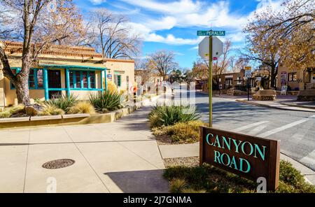 Santa Fe, New Mexico, 13. Dezember 2021: Famous Canyon Road - ein Zuhause für das Santa Fe Kunstviertel Stockfoto