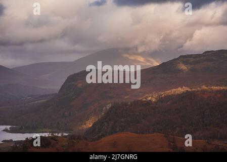 Schönes Landschaftsbild von der Aussicht von Castle Crag auf Derwentwater, Keswick, Skiddaw, Blencathra und Walla Crag im Lake District Stockfoto