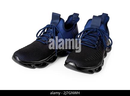 Paar neue gerillte Sneakers isoliert auf weißem Hintergrund. Textile Sportschuhe mit Schnürverschlussausschnitt. Schwarz-blaue Sneaker für aktiven Lifestyle Stockfoto