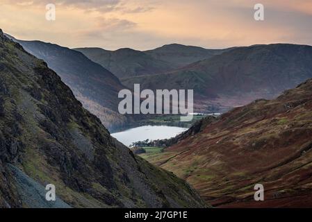 Episches Landschaftsbild mit Blick auf den Honister Pass nach Buttermere von Dale Head im Lake District während des Herbstuntergangs Stockfoto