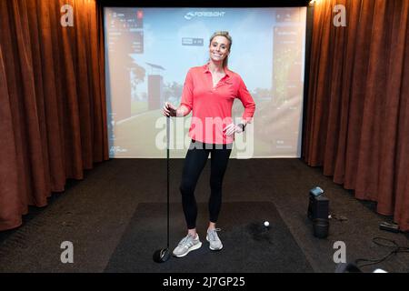 Sky Sports-Boxmoderatorin Anna Woolhouse nimmt am Fotogespräch der Slingsby Golf Academy am Pitch London in Soho Teil, das mehr Frauen ermutigt, diesen Sommer Golf zu spielen. Bilddatum: Montag, 9. Mai 2022. Stockfoto