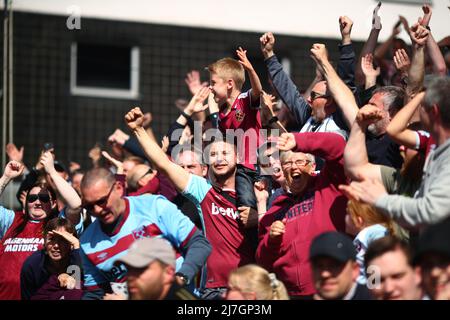 Fans von West Ham United feiern - Norwich City gegen West Ham United, Premier League, Carrow Road, Norwich, Großbritannien - 8.. Mai 2022 nur zur redaktionellen Verwendung - es gelten DataCo-Einschränkungen Stockfoto