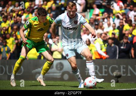 Jarrod Bowen von West Ham United und Sam Byram von Norwich City - Norwich City / West Ham United, Premier League, Carrow Road, Norwich, UK - 8.. Mai 2022 nur zur redaktionellen Verwendung - es gelten DataCo-Einschränkungen Stockfoto