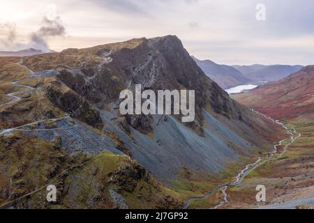 Episches Landschaftsbild mit Blick auf den Honister Pass nach Buttermere von Dale Head im Lake District während des Herbstuntergangs Stockfoto