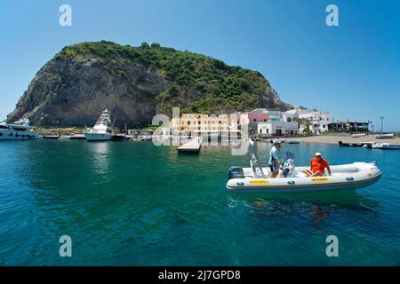 Blick auf das malerische Promontorio di Sant'Angelo, Ischia Island, Italien, Tyrrhenisches Meer, Mittelmeer Stockfoto