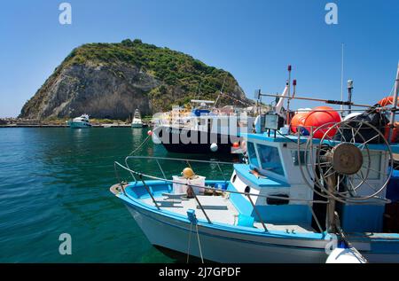 Blick auf das malerische Promontorio di Sant'Angelo, Ischia Island, Italien, Tyrrhenisches Meer, Mittelmeer Stockfoto