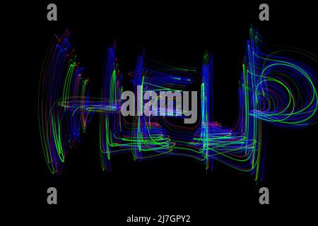 Das Wort 'Hilfe', das in der Luft mit hellen neonfarbenen Bewegungsspfaden auf schwarzem Hintergrund geschrieben wurde Stockfoto