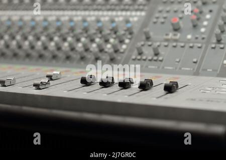 Aufnahmestudio Mischpult Nahaufnahme Fader Vollbild mit weichem Hintergrund Kopieplatz Stockfoto