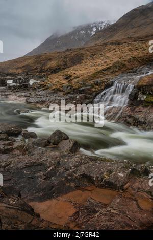 Schöne Winterlandschaft Bild von River Etive und Skyfall Etive Wasserfälle in schottischen Highlands Stockfoto