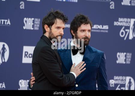 Rom, Italien, 3. Mai 2022 - Fabio e Damiano D'Innocenzo nimmt am roten Teppich beim 'David di Donatello'-Preis 2022 Teil. Credits: Luigi de Pompeis/Alamy Live News Stockfoto