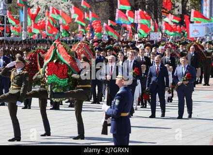 Minsk, Weißrussland. 9.. Mai 2022. Der belarussische Präsident Alexander Lukaschenko (C) legt während einer Zeremonie anlässlich des 77.. Jahrestages des Sieges im Großen Vaterländischen Krieg in Minsk, Weißrussland, am 9. Mai 2022 Blumen aus. Quelle: Henadz Zhinkov/Xinhua/Alamy Live News Stockfoto