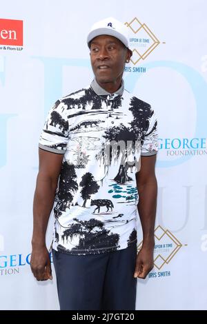 Burbank, CA. 2.. Mai 2022. Don Cheadle nimmt an dem jährlichen Celebrity Golf Tournament 15. der George Lopez Foundation Teil, Lakeside Golf Course, Burbank, CA, 2. Mai 2022. Kredit: Priscilla Grant/Everett Collection/Alamy Live Nachrichten Stockfoto
