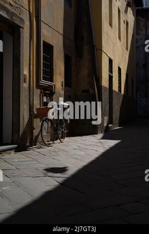 Fahrrad in einer Seitenstraße der Altstadt von Lucca Stockfoto