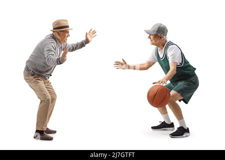 In voller Länge Profilaufnahme eines Senioren spielt Basketball isoliert auf weißem Hintergrund Stockfoto
