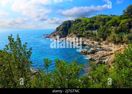 Malerischer Blick auf das Mittelmeer und die Berge in der Stadt Lloret de Mar an sonnigen Tagen. Costa Brava, Girona, Katalonien, Spanien Stockfoto