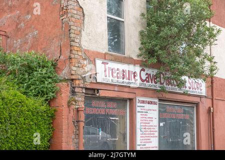 Rückseite des Treasure Cave Ladens im Stadtzentrum von Dumfries, Schottland. Dieser Laden wird im Mai 2022 abgerissen. Stockfoto