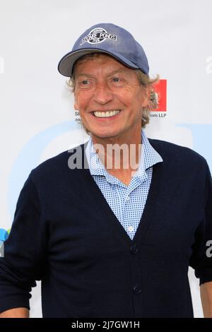 Burbank, CA. 2.. Mai 2022. Nigel Lythgoe nimmt an dem jährlichen Celebrity Golf Turnier der George Lopez Foundation 15. Teil, Lakeside Golf Course, Burbank, CA, 2. Mai 2022. Kredit: Priscilla Grant/Everett Collection/Alamy Live Nachrichten Stockfoto