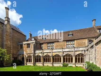 Blick auf die Klöster der Lacock Abbey vom Innenhof aus, einem historischen Wahrzeichen in Lacock, Cotswolds, Wiltshire, England, Großbritannien. Stockfoto