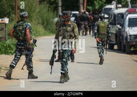 Srinagar, Indien. 08.. Mai 2022. Indische paramilitärische Truppen stehen am Ort einer Begegnung wach, die laut lokalen Medien zwischen Militanten und indischen Regierungskräften im Heff Shirmal-Gebiet im Bezirk Shopian ausbrach. Die lokale Nachrichtenagentur berichtete, dass sich ein Team indischer Streitkräfte dem mutmaßlichen Ort näherte, Militante auf sie abfeuerten und damit eine Begegnung auslösten. Kredit: SOPA Images Limited/Alamy Live Nachrichten Stockfoto