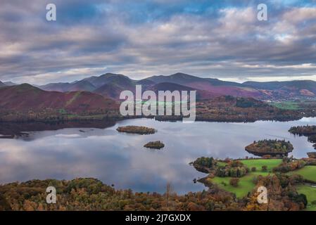 Epische Landschaft Herbstbild der Ansicht von Walla Crag im Lake District, über Derwentwater mit Blick auf Catbells und entfernte Berge mit atemberaubendem F Stockfoto