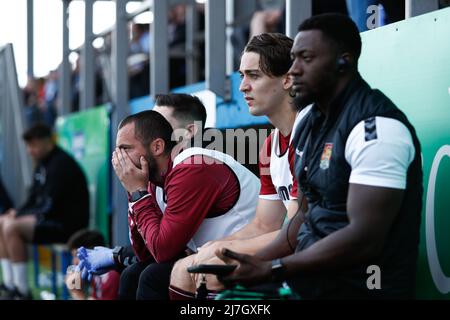 Michael Harriman von Northampton Town (links) reagiert während des zweiten Spiels der Sky Bet League im Dunes Hotel Stadium, Barrow-in-Furness. Bilddatum: Samstag, 7. Mai 2022. Stockfoto