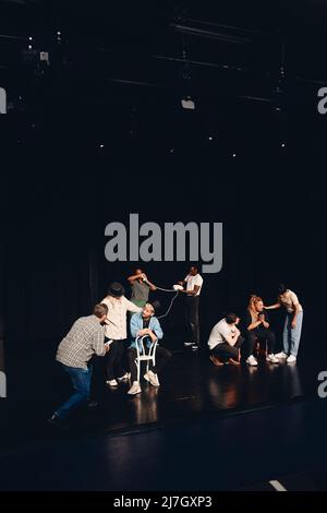 Schauspieler und Schauspielerinnen Proben gemeinsam auf der Bühne Stockfoto