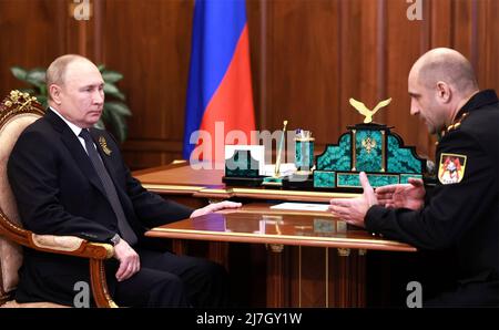 Moskau, Russland. 09.. Mai 2022. Der russische Präsident Wladimir Putin trifft sich am 9. Mai 2022 im Kreml mit Artem Zhoga, dem Vater von Vladimir Zhoga, dem Kommandeur des Sparta-Bataillons, der im Donbass, rechts, getötet wurde, Russland. Putin überreichte Artem Zhoga posthum den Stern des Helden Russlands an seinen Sohn. Quelle: Mikhail Metzel/Kremlin Pool/Alamy Live News Stockfoto