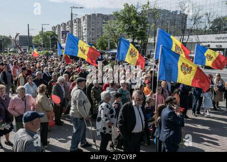 Hunderte von Menschen versammelten sich, um den Siegestag in den Straßen von Chisinau zu feiern. Am 9. Mai wurden in Chisinau, Moldawien, in allen Republiken der ehemaligen Sowjetunion 77 Jahre des Siegestages begangen. Dieses Datum ist der Tag, an dem Deutschland seine Kapitulation unterzeichnete und mit ihnen der zweite Weltkrieg endete. Angesichts der Spannungen im Zusammenhang mit dem bewaffneten Konflikt in der benachbarten Ukraine und aus Angst, dass sich die Angriffe auf die Republik Moldau ausbreiten könnten, hat die moldauische Regierung für dieses Datum offizielle Handlungen abgesagt, um Propagandahandlungen jeglicher Art zu vermeiden. Trotz ihnen gingen Tausende von Menschen auf die Straßen von Chisinau, der Mütze Stockfoto