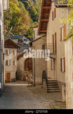 Traditionelle Bauernhäuser im Dorf Soglio in Bergell, Graubünden, Schweiz Stockfoto