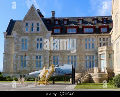 Eine spanische Luftwaffe McDonnell Douglas RF-4C Phantom II Frontpartie auf temporäre Ausstellung im Magdalena Palace Santander Spanien Mai 2022 Stockfoto