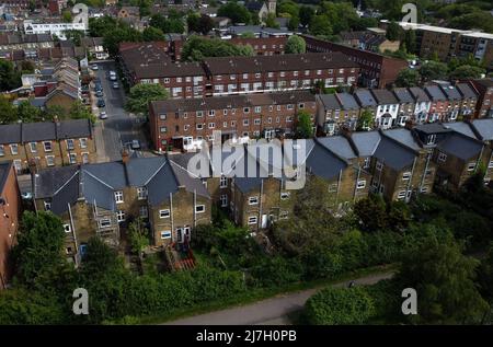 London, Großbritannien. 9. Mai 2022 - Luftaufnahme der Häuser in London. Nach Angaben von Halifax stieg der britische Hauspreis im letzten Monat. Die durchschnittlichen Kosten für ein Haus stiegen im April um 1,1% auf ein Rekordhoch von 286.079 £. In der vergangenen Woche hob die Bank of England die Zinsen von 0,75% auf 1% an. Es wird geschätzt, dass 2,2 Millionen Hypothekarkreditnehmer mit Eigenheimdarlehen in Verbindung mit dem Basiszinssatz betroffen sein werden. Experten sagen voraus, dass die Inflationsrate in Großbritannien im nächsten Monat auf über 10 % steigen könnte. Credit Dinendra Haria /Alamy Live News Stockfoto