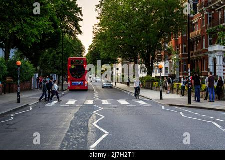 LONDON, GROSSBRITANNIEN - 17. MAI 2014: Dies ist eine berühmte Fußgängerüberfahrt auf der Abbey Road, auf der eines der berühmtesten Fotos der Beatles gemacht wurde. Stockfoto