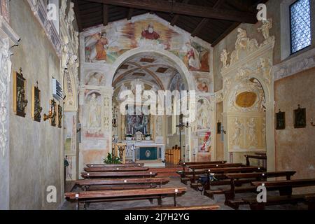 Olfino (Mn), Italia, chiesa della SS. Trinità, l’interno con gli affreschi di Paolo da Cailina il giovane, 1520 Stockfoto