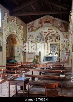 Olfino (Mn), Italia, chiesa della SS. Trinità, l’interno con gli affreschi di Paolo da Cailina il giovane, 1520 Stockfoto