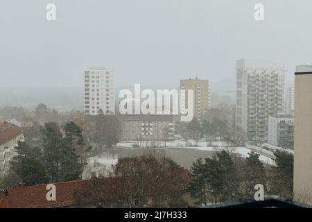 Gebäude in der Stadt gegen den Himmel im Winter Stockfoto