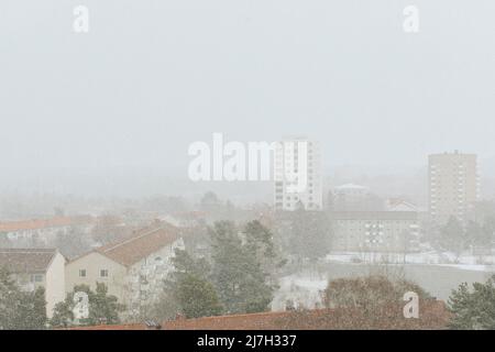 Gebäude in der Stadt gegen den Himmel im Winter Stockfoto