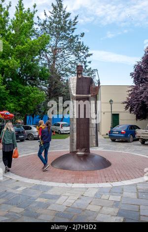 Metallische Statue eines alten Musikers, der seine Harfe im Stadtpark von Katerini City, Griechenland, hält Stockfoto