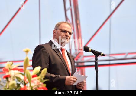 Wien, Österreich. 8. Mai 2022 Freudenfest auf dem Heldenplatz in Wien. Anlässlich der Rückkehr der Befreiung von der nationalsozialistischen Herrschaft des Terrors organisiert das Mauthausen-Komitee Österreich (MKÖ) zum zehnten Mal das Freudenfest. Das Bild zeigt MKÖ-Vorsitzenden Willi Mernyi Stockfoto