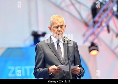 Wien, Österreich. 8. Mai 2022 Freudenfest auf dem Heldenplatz in Wien. Anlässlich der Rückkehr der Befreiung von der nationalsozialistischen Herrschaft des Terrors organisiert das Mauthausen-Komitee Österreich (MKÖ) zum zehnten Mal das Freudenfest. Bundespräsident Alexander Van der Bellen Stockfoto