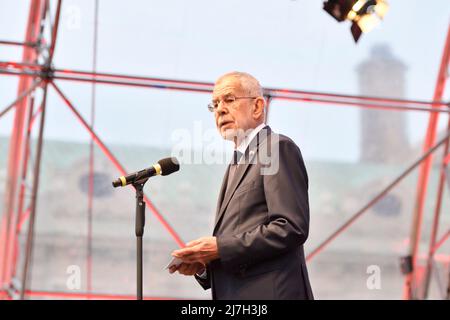 Wien, Österreich. 8. Mai 2022 Freudenfest auf dem Heldenplatz in Wien. Anlässlich der Rückkehr der Befreiung von der nationalsozialistischen Herrschaft des Terrors organisiert das Mauthausen-Komitee Österreich (MKÖ) zum zehnten Mal das Freudenfest. Bundespräsident Alexander Van der Bellen Stockfoto