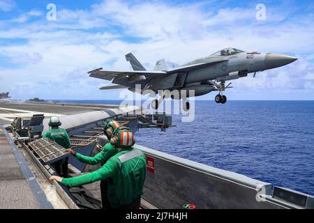 Philippine Sea, Vereinigte Staaten. 08. Mai 2022. Ein F/A-18E Super Hornet Kampfflugzeug der US Navy, das den Vigilanten des Strike Fighter Squadron 151 zugewiesen wurde, startet während einer Routinepatrouille am 4. Mai 2022 in der philippinischen See vom Flugdeck des Flugzeugträgers USS Abraham Lincoln. Kredit: MC3 Javier Reyes/U.S. Navy Photo/Alamy Live News Stockfoto