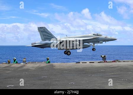 Philippine Sea, Vereinigte Staaten. 08. Mai 2022. Ein F/A-18E Super Hornet Kampfflugzeug der US Navy, das den Vigilanten des Strike Fighter Squadron 151 zugewiesen wurde, startet während einer Routinepatrouille am 4. Mai 2022 in der philippinischen See vom Flugdeck des Flugzeugträgers USS Abraham Lincoln. Kredit: MC3 Javier Reyes/U.S. Navy Photo/Alamy Live News Stockfoto