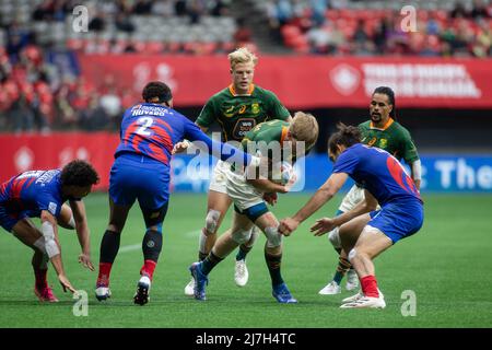 Vancouver, Kanada, 17. April 2022: Christie Grobbelaar (Mitte, hält den Ball) wurde von zwei Spielern des Teams France 7s, Nisie Huyard (zweiter von links) und Jonathan Laugel (erster von rechts) während des 2. Tages der HSBC Canada Sevens auf dem BC-Platz in Vancouver, Kanada, angegangen. Südafrikaner gewannen das Spiel mit 36:7. Stockfoto