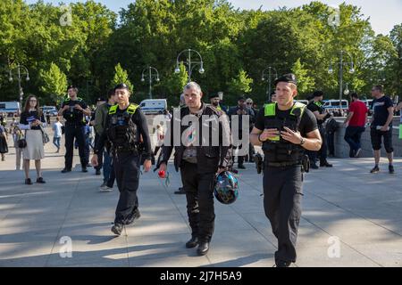 Berlin, Deutschland. 09.. Mai 2022. Mehrere russische Biker treffen sich am 9. Mai 2022 an der Sowjetischen Kriegsdenkmal in Berlin, um Blumen niederzulegen und an die toten Soldaten zu erinnern, die während der Schlacht von Berlin im April und Mai 1945 starben. Die Polizei begleitete die Biker in kleinen Gruppen zum Denkmal. (Foto: Michael Kuenne/PRESSCOV/Sipa USA) Quelle: SIPA USA/Alamy Live News Stockfoto