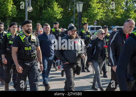 Berlin, Deutschland. 09.. Mai 2022. Mehrere russische Biker treffen sich am 9. Mai 2022 an der Sowjetischen Kriegsdenkmal in Berlin, um Blumen niederzulegen und an die toten Soldaten zu erinnern, die während der Schlacht von Berlin im April und Mai 1945 starben. Die Polizei begleitete die Biker in kleinen Gruppen zum Denkmal. (Foto: Michael Kuenne/PRESSCOV/Sipa USA) Quelle: SIPA USA/Alamy Live News Stockfoto