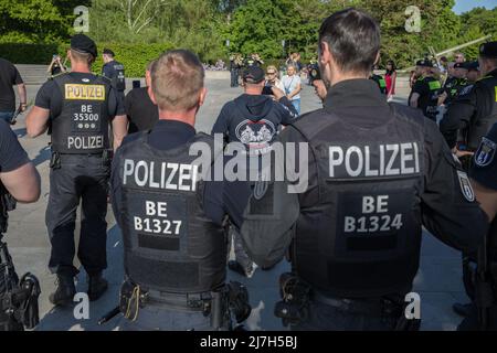 Berlin, Deutschland. 09.. Mai 2022. Mehrere russische Biker treffen sich am 9. Mai 2022 an der Sowjetischen Kriegsdenkmal in Berlin, um Blumen niederzulegen und an die toten Soldaten zu erinnern, die während der Schlacht von Berlin im April und Mai 1945 starben. Die Polizei begleitete die Biker in kleinen Gruppen zum Denkmal. (Foto: Michael Kuenne/PRESSCOV/Sipa USA) Quelle: SIPA USA/Alamy Live News Stockfoto